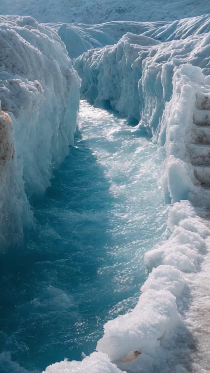 Incantevole torrente glaciale: un viaggio mozzafiato attraverso caverne ghiacciate, illuminate dalla delicata luce solare che si riflette sulle acque blu cristalline e dalle suggestive formazioni di ghiaccio