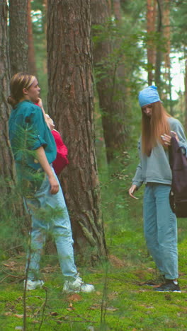 jóvenes excursionistas cierran sus maletas en un bosque exuberante, preparándose para su caminata, cierran sus bolsas con seguridad, se cuelgan sobre los hombros y se preparan para continuar la caminata