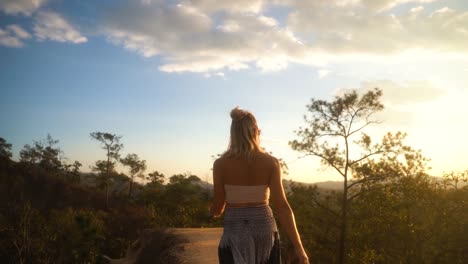 Hermosa-Mujer-Rubia-Vestida-De-Verano-Camina-Balanceando-Sus-Caderas-Entre-La-Atracción-Turística-Verde-Del-Cañón-Pai-En-Un-Día-De-Verano-En-Tailandia