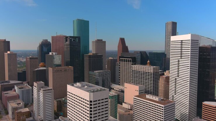 Vista aérea em grande ângulo afastando-se da área do centro de Houston, Texas.