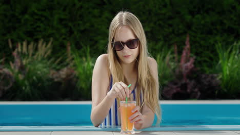 Retrato-De-Una-Adolescente-En-La-Piscina-Con-Un-Vaso-De-Refresco