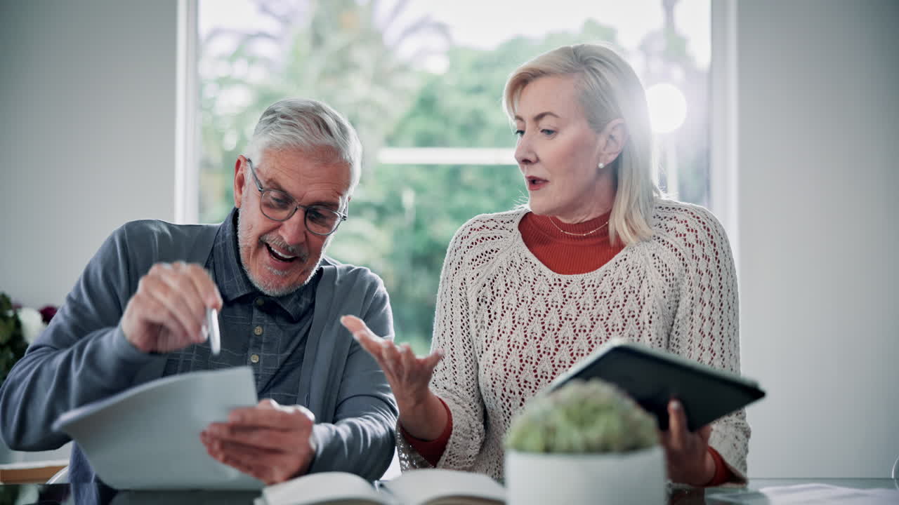 노인 부부 가 재정 문제 를 논의 하고 있다