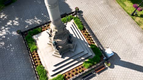 High-angel-looking-at-the-base-of-the-statue