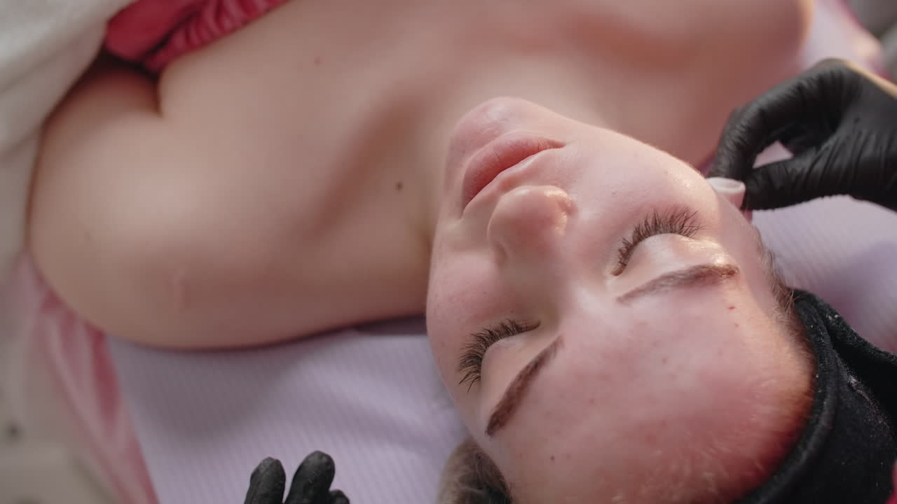 Una donna che riceve un trattamento per il viso