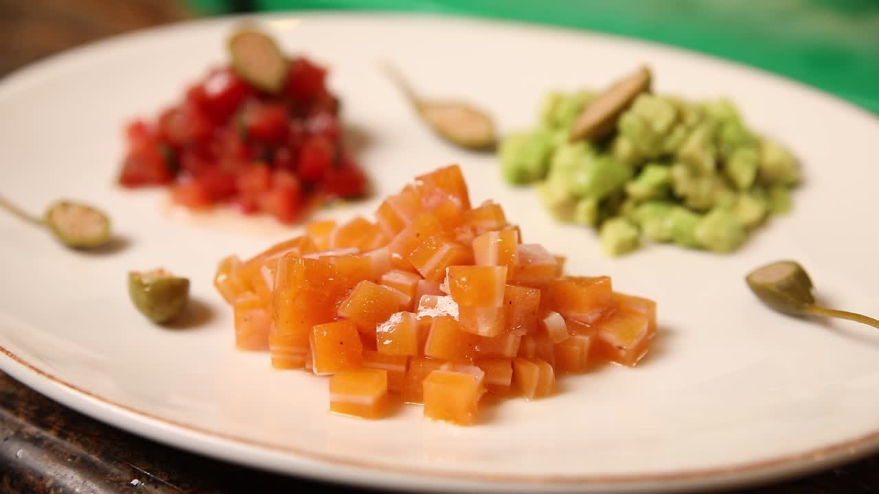 연어, 구아카모레, 살사 를 들인 애피테이저 접시