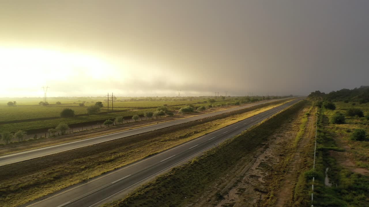 비와 푸른 초목이 있는 아침의 고속도로