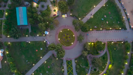 vista aérea de un parque por la noche