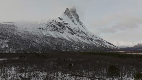 Impresionante-Paisaje-Natural-De-Un-Valle-De-Montaña-Cubierto-De-Nieve-En-Noruega