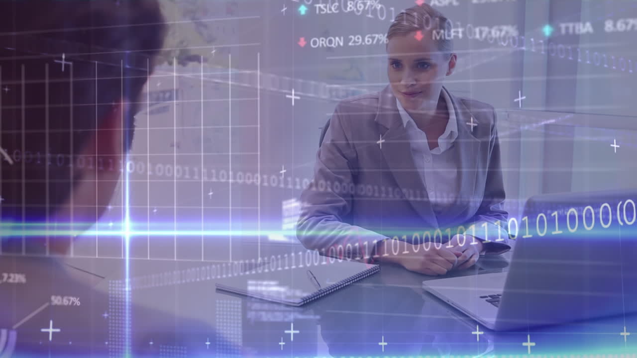 animazione dell'elaborazione dei dati su un uomo d'affari caucasico e una donna d'affari che si stringono la mano in ufficio.