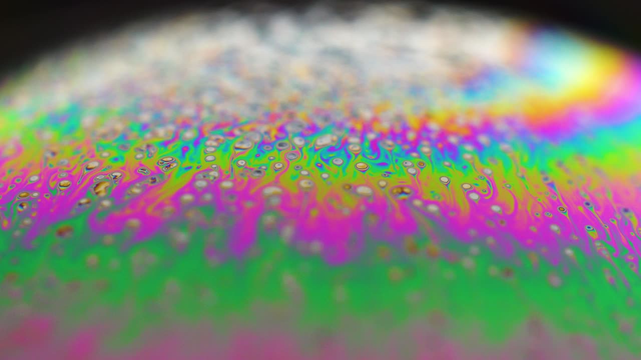planeta abstracto psicodélico de una burbuja de jabón, refracción de la luz en una burbuje de jabón. macro de primer plano en la burbuja del jabón. colores del arco iris en un fondo negro. modelo de espacio o planetas universo galaxia cósmica.
