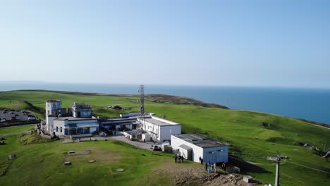 vista aérea del gran complejo de la cumbre orme con vistas al mar de irlanda