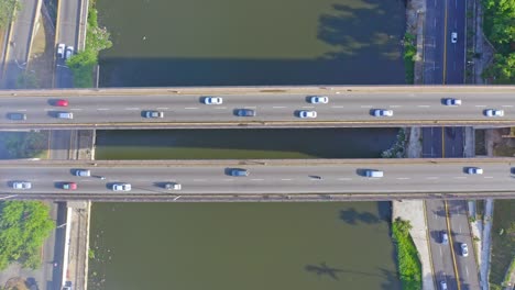 tráfico de vehículos sobre el puente ramón matías mella, santo domingo en república dominicana