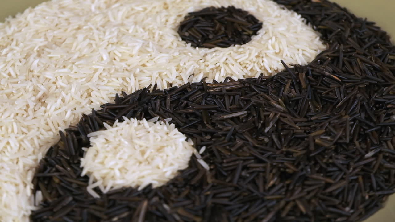 el arroz blanco y el arroz silvestre negro en el diseño yin yang giran en el plato