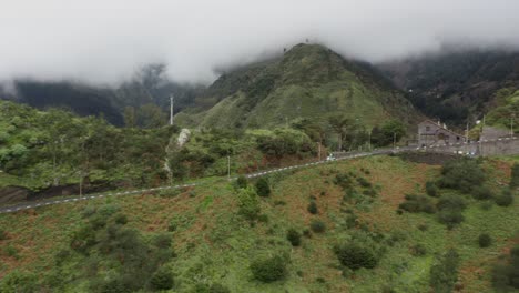 Carretera-Escénica-De-La-Montaña-Con-Conducción-De-Automóviles-A-Lo-Largo-Del-Borde,-Día-Nublado,-Antena