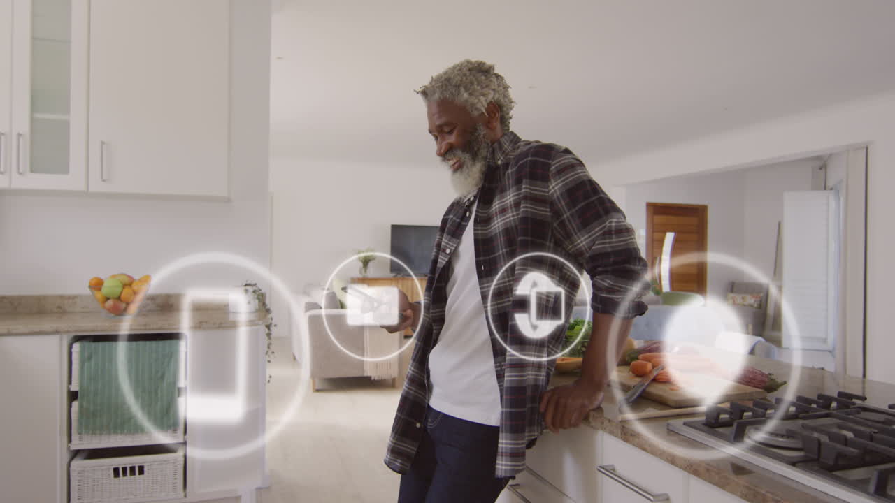 animación de iconos de las redes sociales sobre un hombre afroamericano que usa un teléfono inteligente