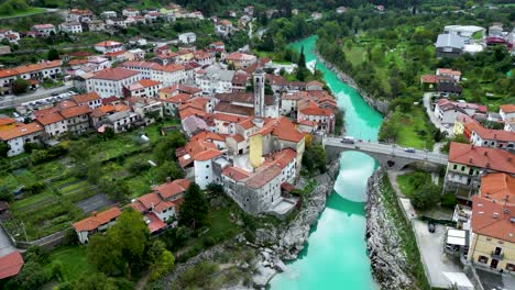 Stadt-Kanal-Ob-Sobi-In-Slowenien,-Soca-Tal---Wunderschöne-Drohnenansicht-Aus-Der-Luft