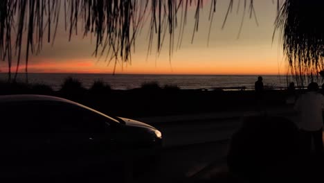 silueta al atardecer en un chiringuito con