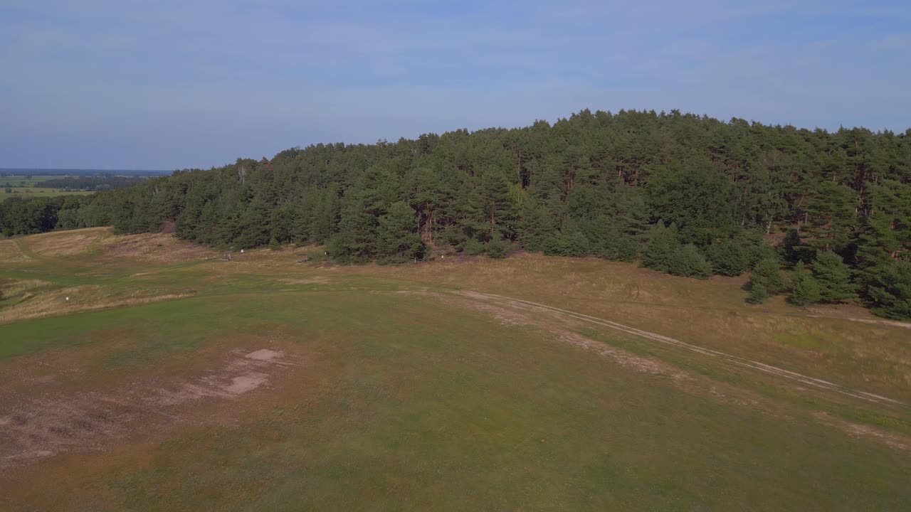 mejor vista aérea de arriba vuelo bosques de brezo montañosos campos de verano brandenburgo alemania 23