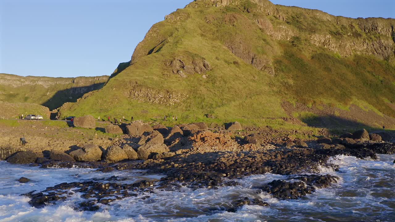 공중 도리 (aerial dolly) 가 자이언트 다이스웨이 (giant's causeway) 해안의 바살트 계단을 향해 미끄러지고 있다.