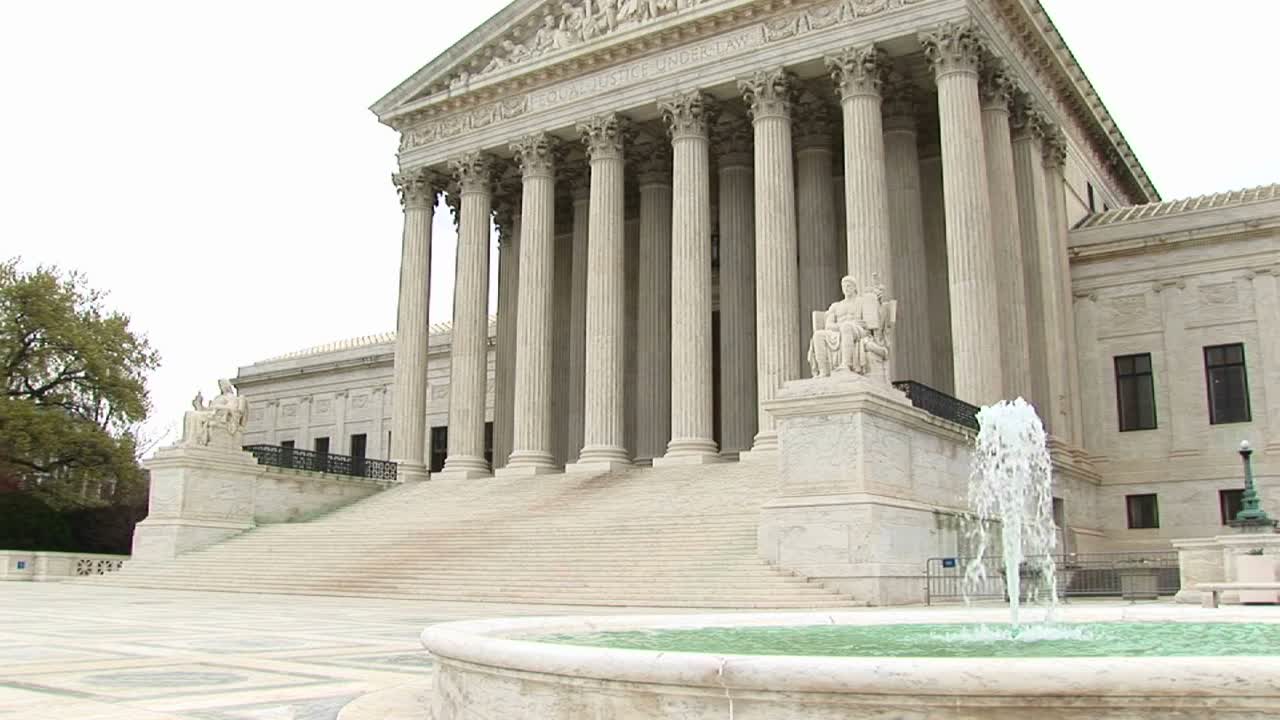 워싱턴 dc에 있는 미국 대법원 건물 입구와 분수의 전망