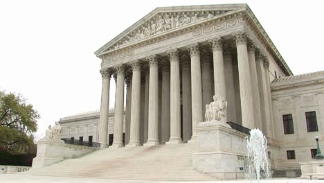 Vista-De-La-Entrada-Y-La-Fuente-Del-Edificio-De-La-Corte-Suprema-De-Los-Estados-Unidos-En-Washington-DC