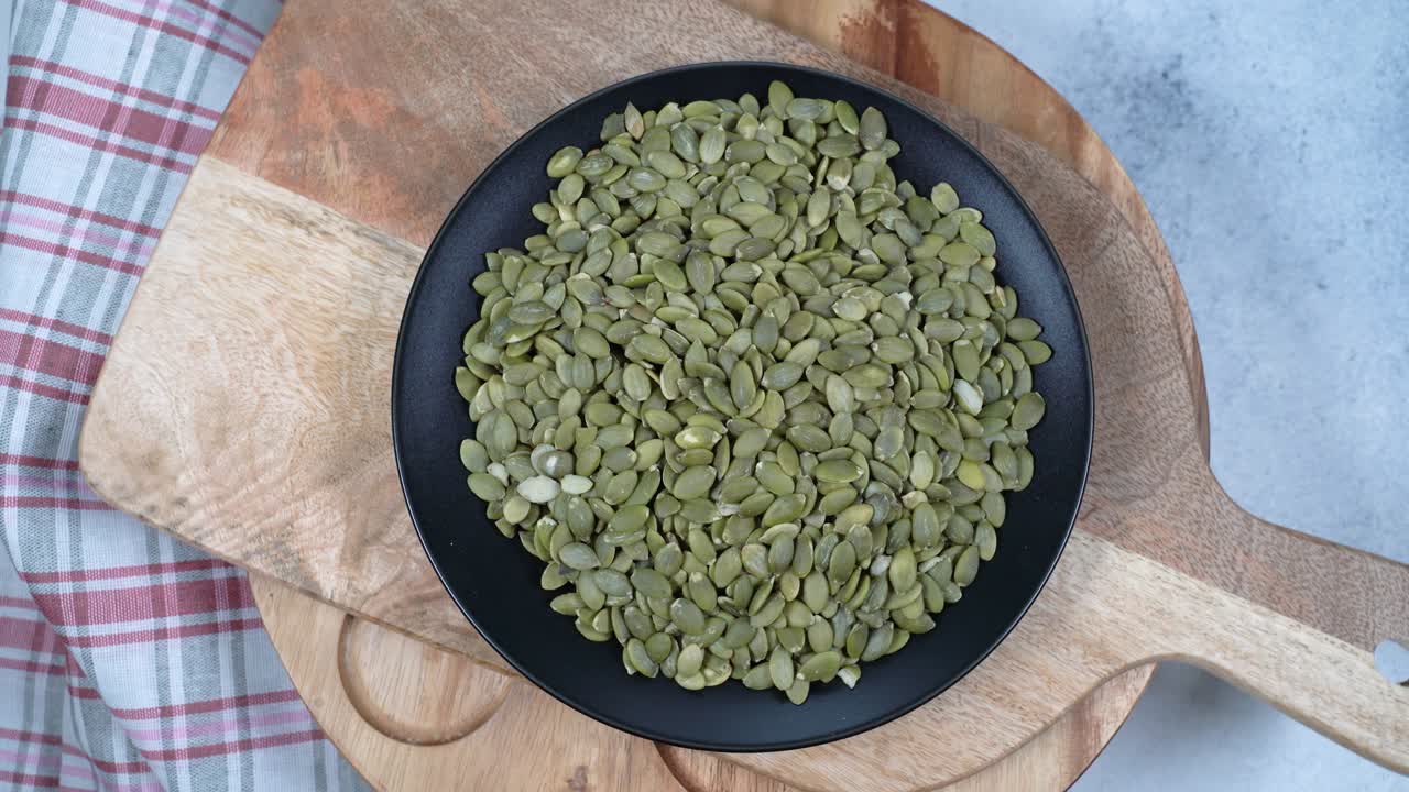 원형 회전 호박 씨을 가진 접시, 상단 시각.