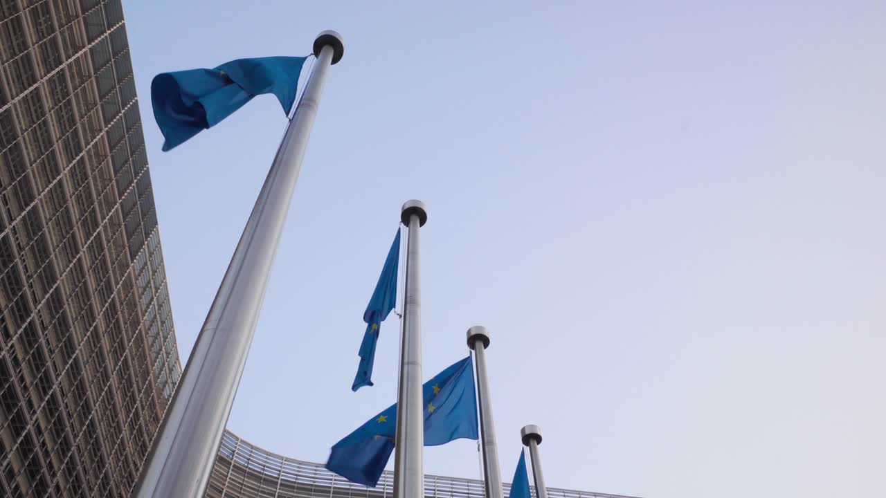 La bandiera dell'Unione Europea sventola al vento accanto all'edificio della Commissione Europea nella capitale belga Bruxelles.