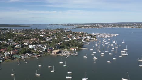 vista aérea del puerto deportivo en la bahía de kogarah en san souci