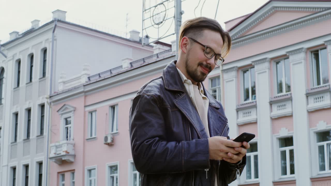 hombre usando teléfono inteligente en la calle de la ciudad