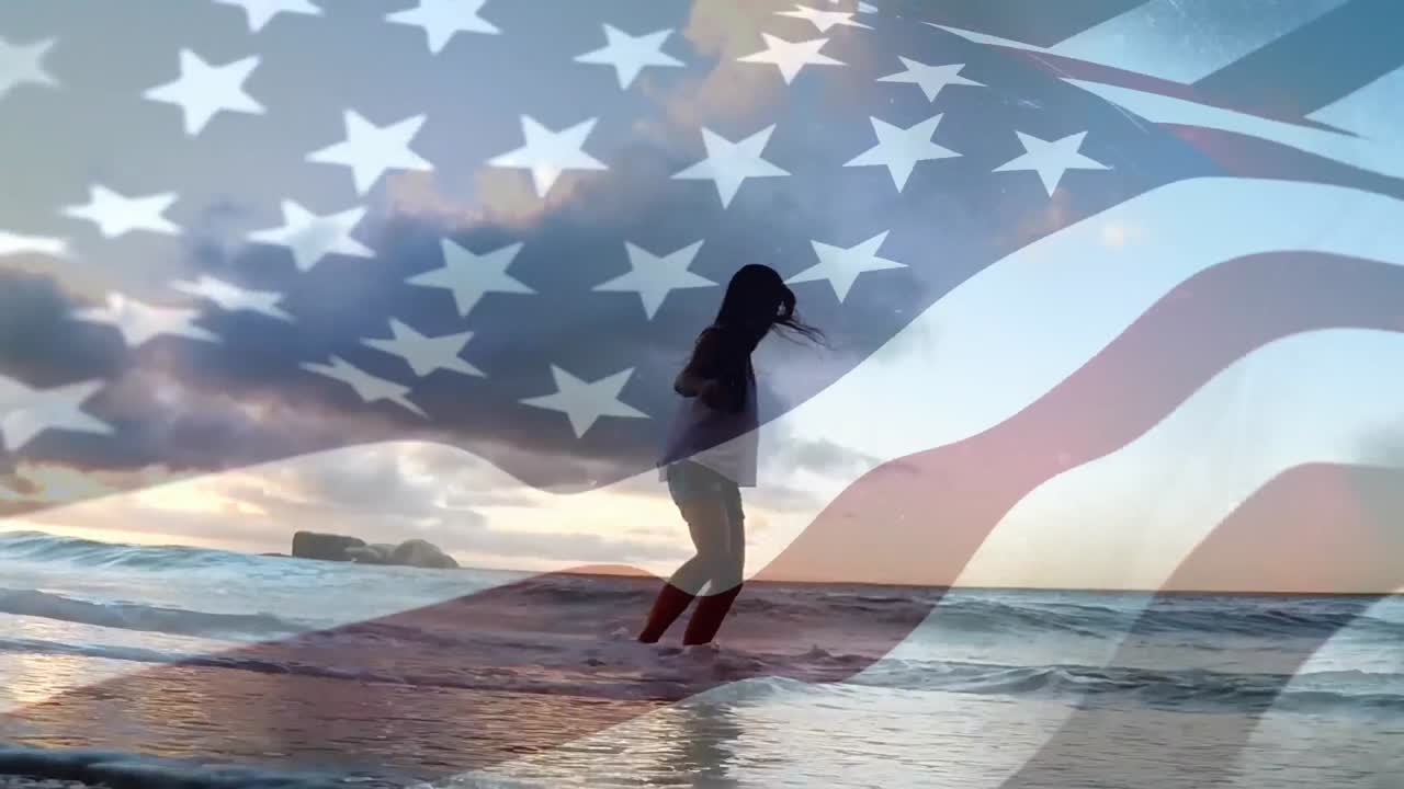 mujer jugando con las olas en la playa