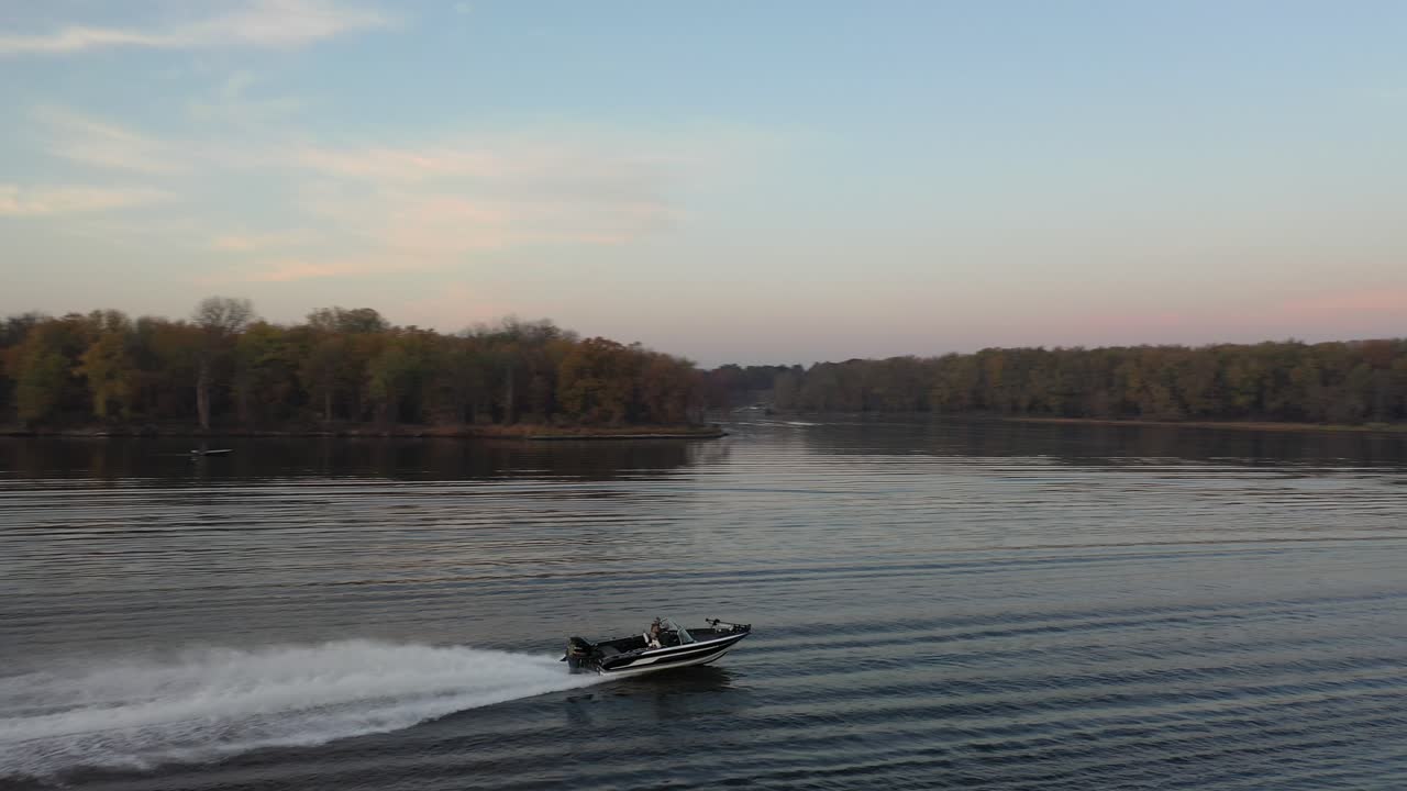 해가 지면 강에 있는 배들