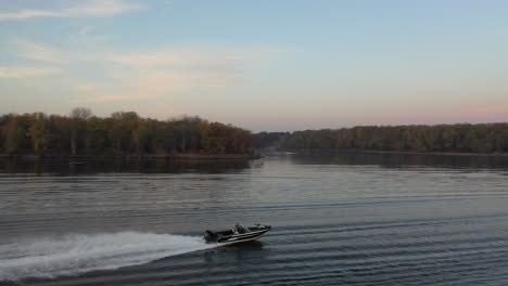 barcos en un río al atardecer
