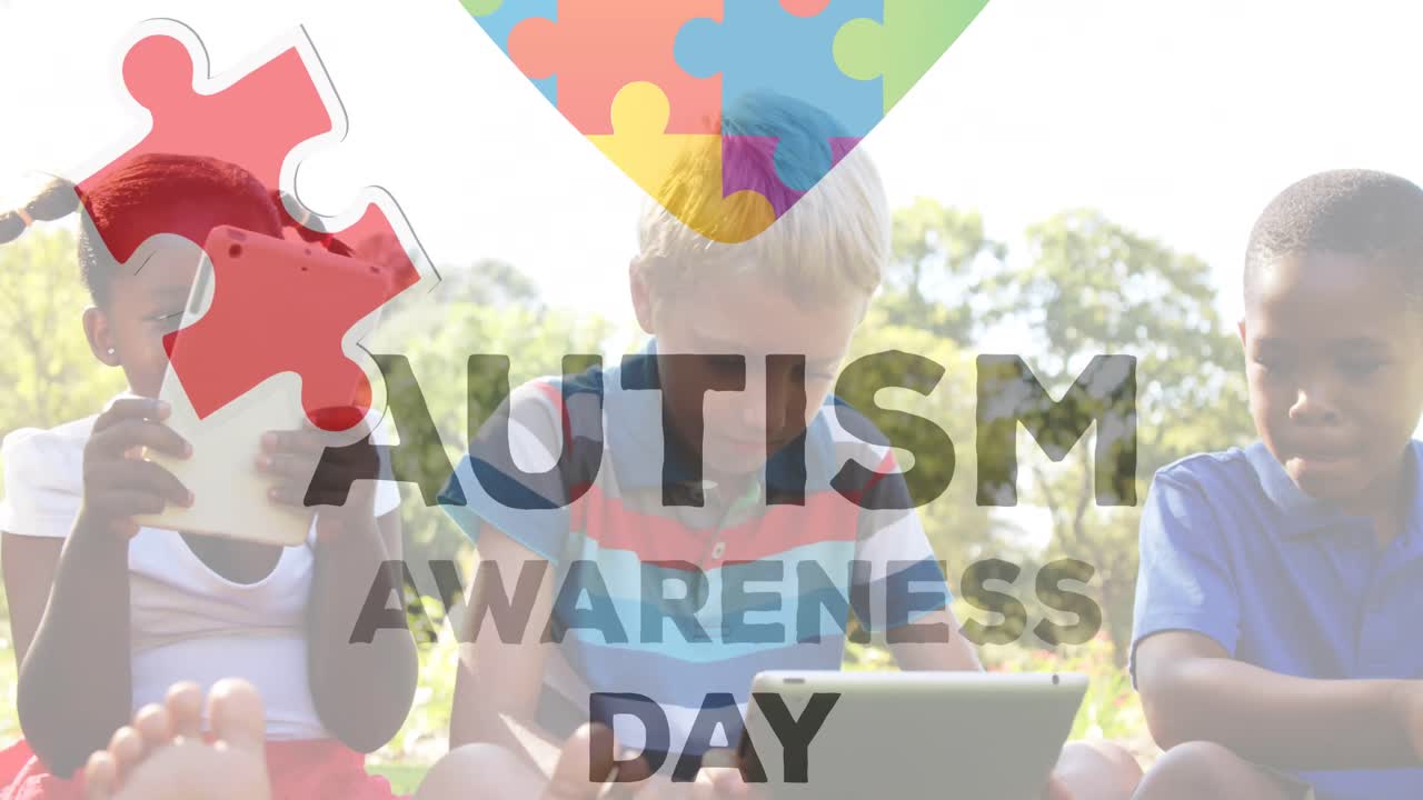 다채로운 퍼즐 조각과 자폐증 텍스트의 애니메이션 어린이 친구들이 전자 장치를 사용합니다.