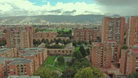 un dron volando entre algunos edificios con la montaña en el fondo