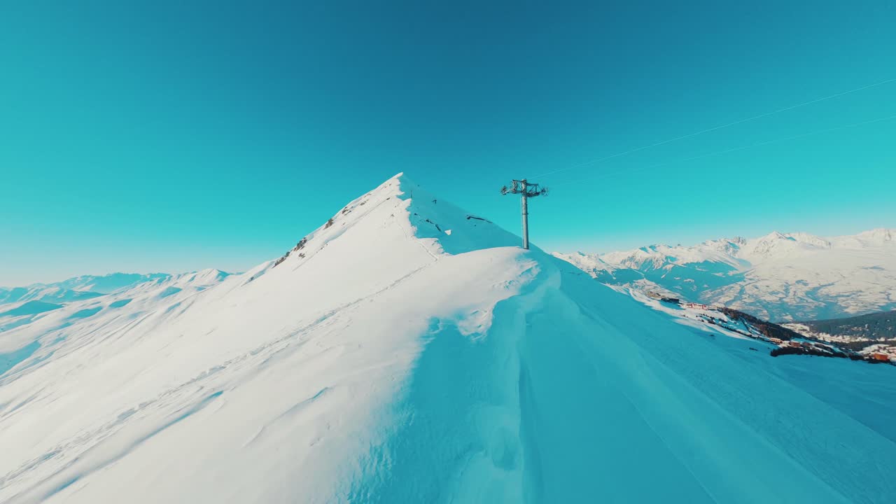 bajo fpv disparó los picos nevados y la cresta de la montaña en los alpes franceses