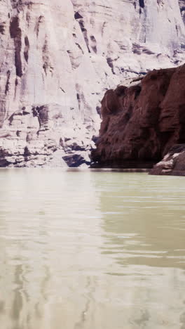 una impresionante vista del cañón con un río que fluye a través de ella