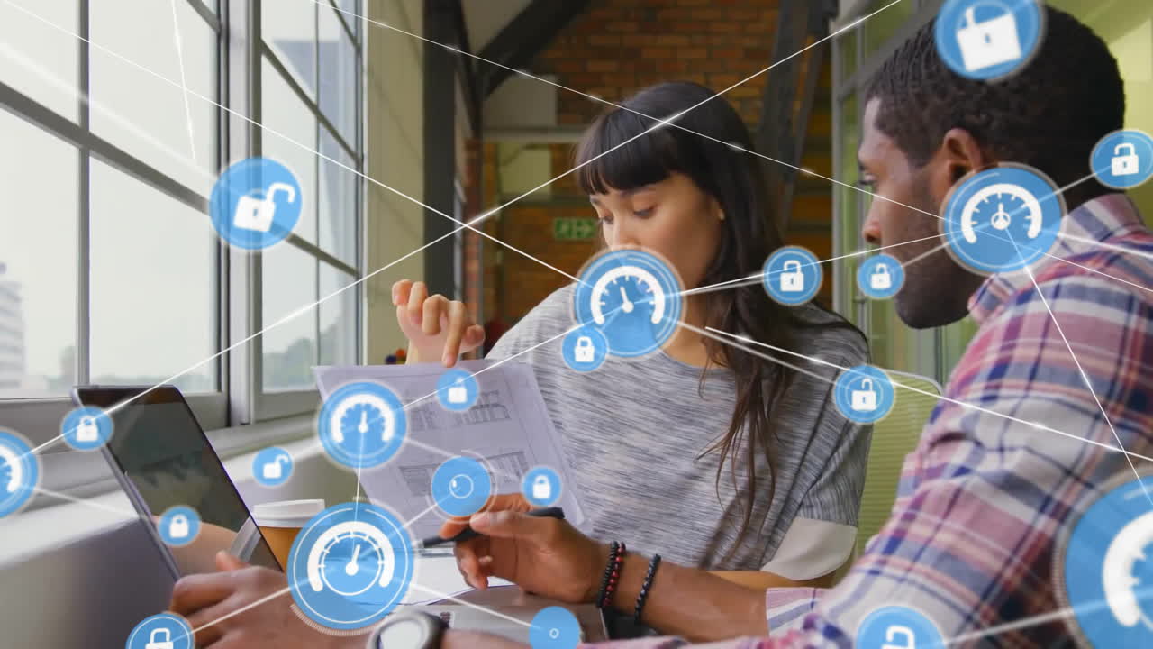 animación de la red de conexiones con iconos sobre diversas personas de negocios discutiendo el trabajo