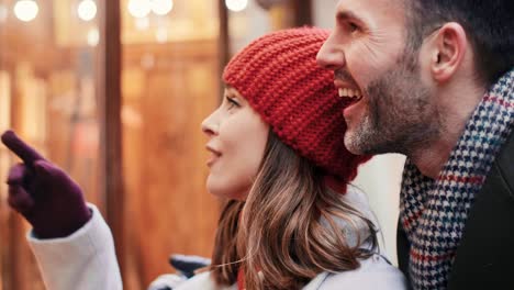 pareja feliz durante la ventana de compras