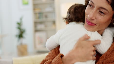 abrazo, bebé y madre hablando