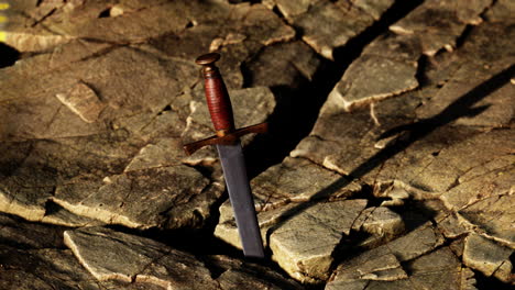 la espada excalibur en la piedra rocosa al atardecer