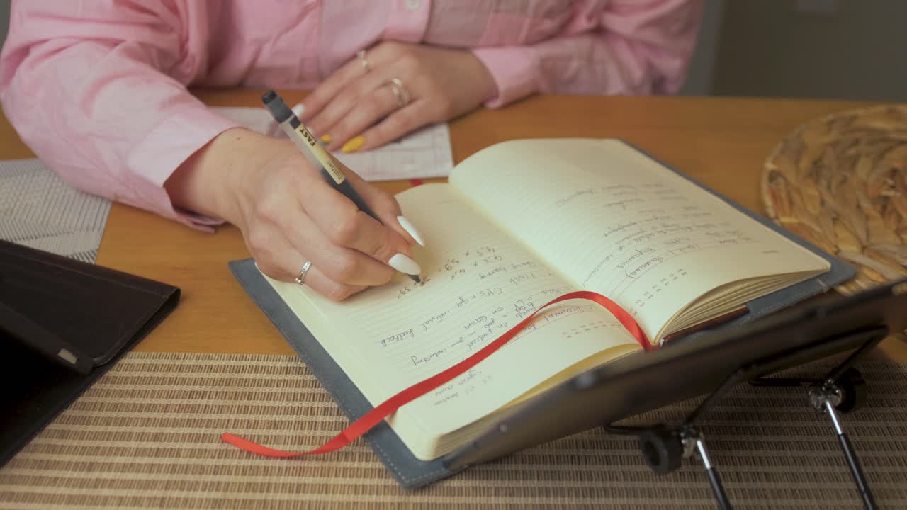 costurera de moda diseñando haciendo notas