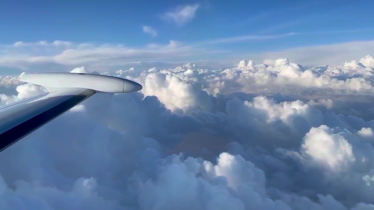 Eclipse Jet flyver over skyerne på en lys solskinsdag