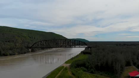 Video-De-Dron-De-4k-Del-Puente-De-Tren-De-Armadura-De-Acero-Conmemorativo-De-Mears-Sobre-El-Río-Tanana-En-Nenana,-Alaska-Durante-El-Día-De-Verano