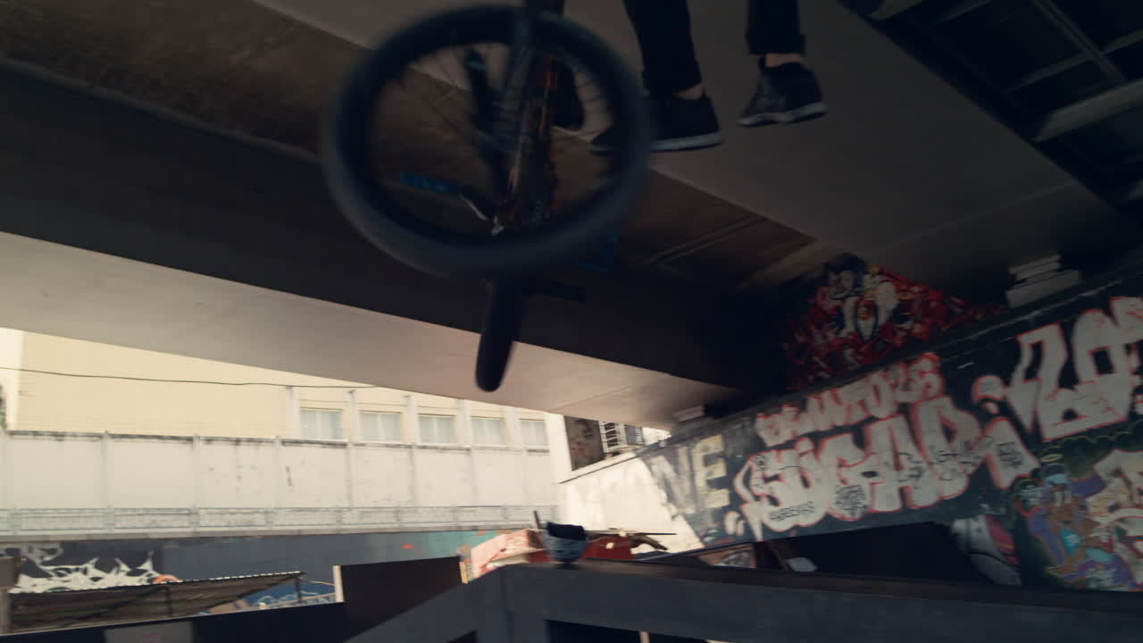 el motociclista hipster del milenio compitiendo con la bicicleta bmx en la rampa para el ocio activo.