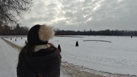 Oberschleißheim-Schloss-En-Invierno-Palacio-Alemán-Cubierto-De-Nieve-Chica-Caminando-En-La-Nieve