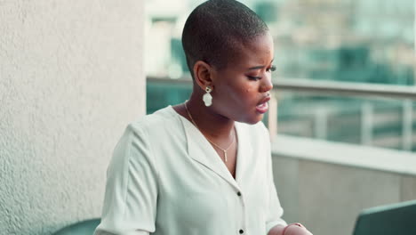 Balcony-business-woman-with-laptop