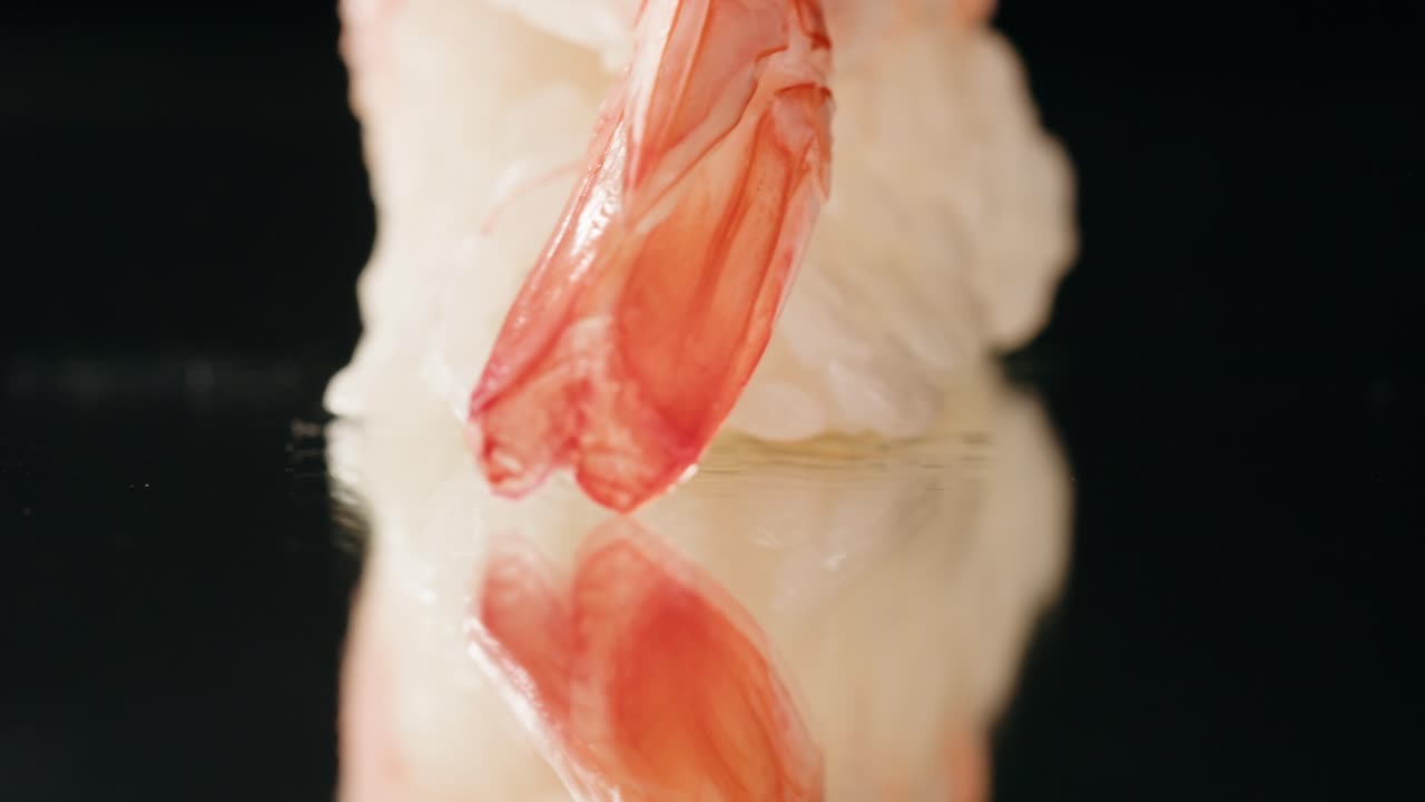 plato de sashimi, restaurante japonés, atún fresco y rebanadas de salmón en un café moderno, comida tradicional, plato de pescado rojo crudo, omega 3.