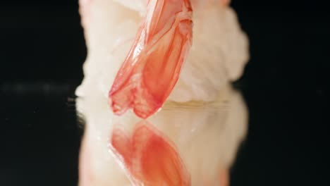 plato de sashimi, restaurante japonés, atún fresco y rebanadas de salmón en un café moderno, comida tradicional, plato de pescado rojo crudo, omega 3.