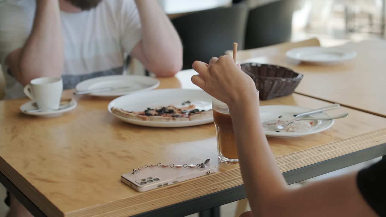 커플이 카페에서 먹고 마시는 모습