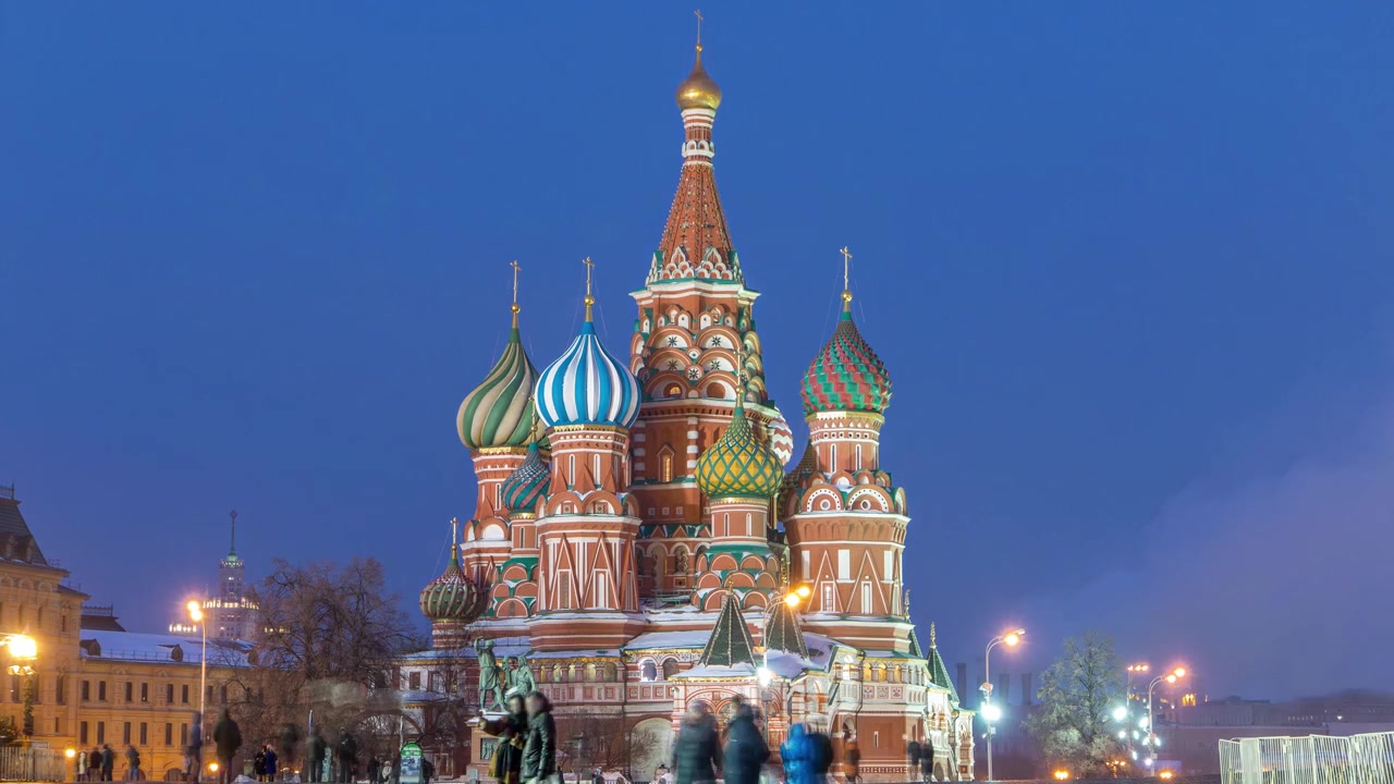 Timelapse capturant la transition du jour à la nuit en hiver sur la Place Rouge à Moscou, Russie, avec la Cathédrale Saint-Basile illuminée.